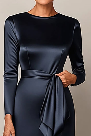Elégante robe moulante de mère de mariée en satin bleu marine avec drapé